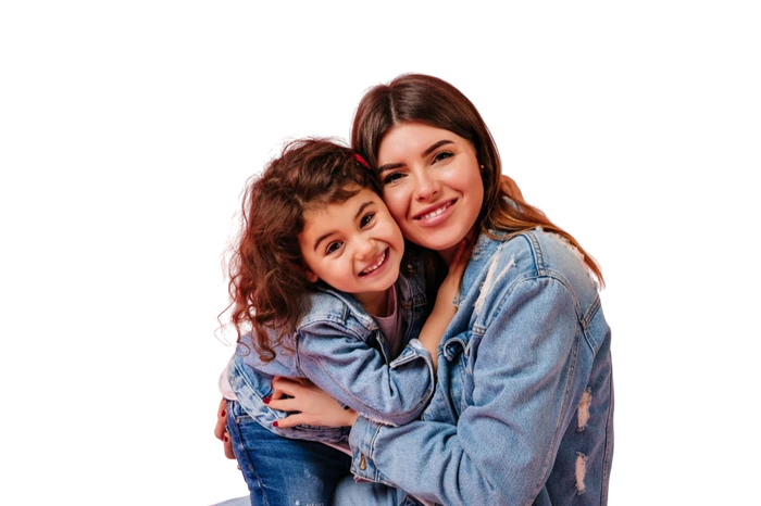 Mamá e hija abrazadas